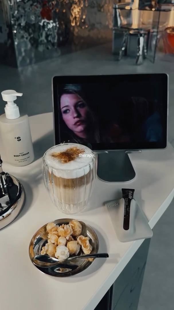 Kawa, przekąski i Netflix przy stanowisku